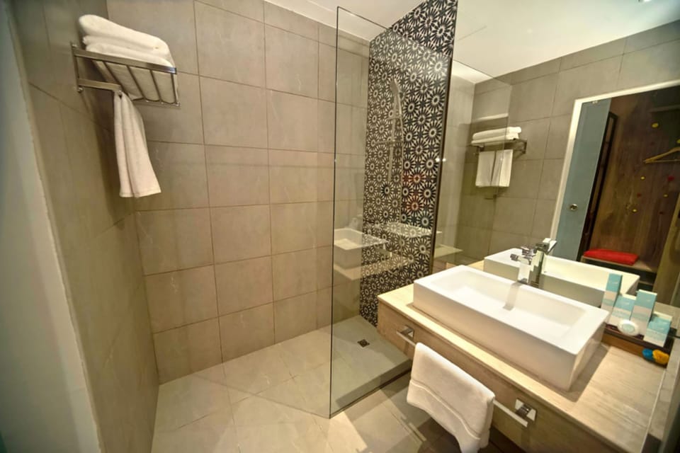 Shower, hydromassage showerhead, free toiletries, hair dryer