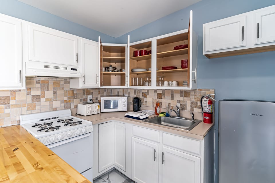 Premium Apartment, Multiple Beds, Patio, Ocean View | Private kitchen | Microwave
