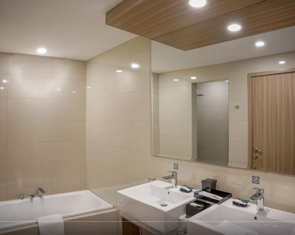 Studio (Club) | Bathroom | Hair dryer, slippers, towels