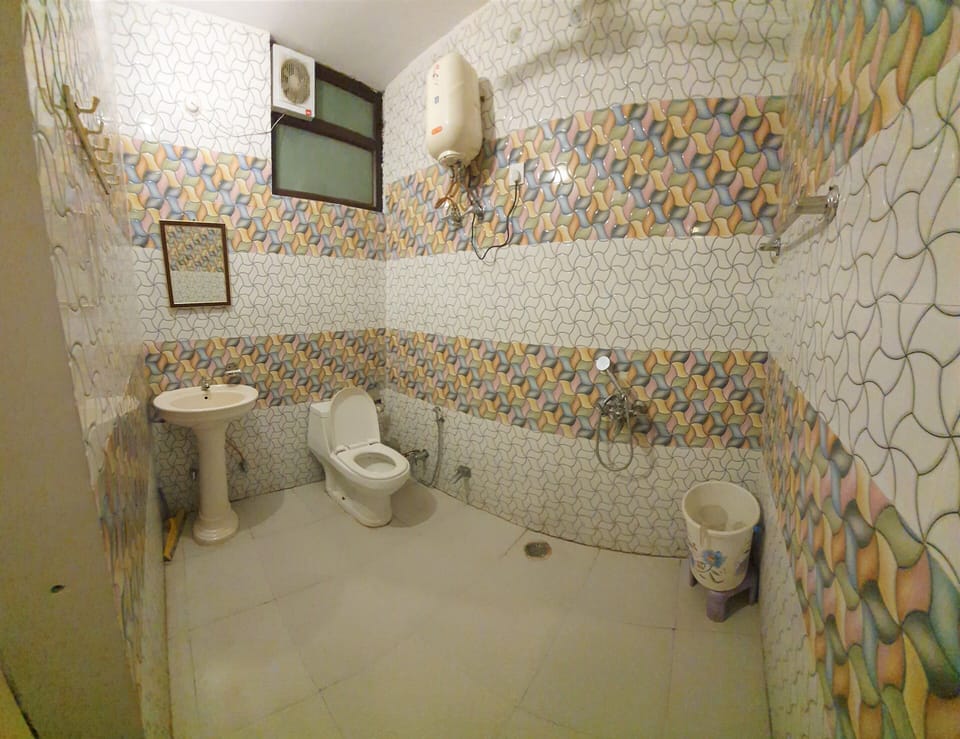 Shower, free toiletries