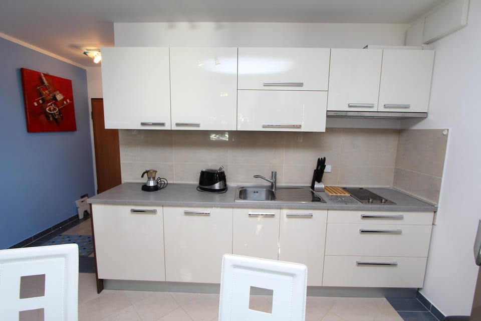 Apartment, 2 Bedrooms, Non Smoking, Balcony | Private kitchen | Fridge, microwave, stovetop, coffee/tea maker
