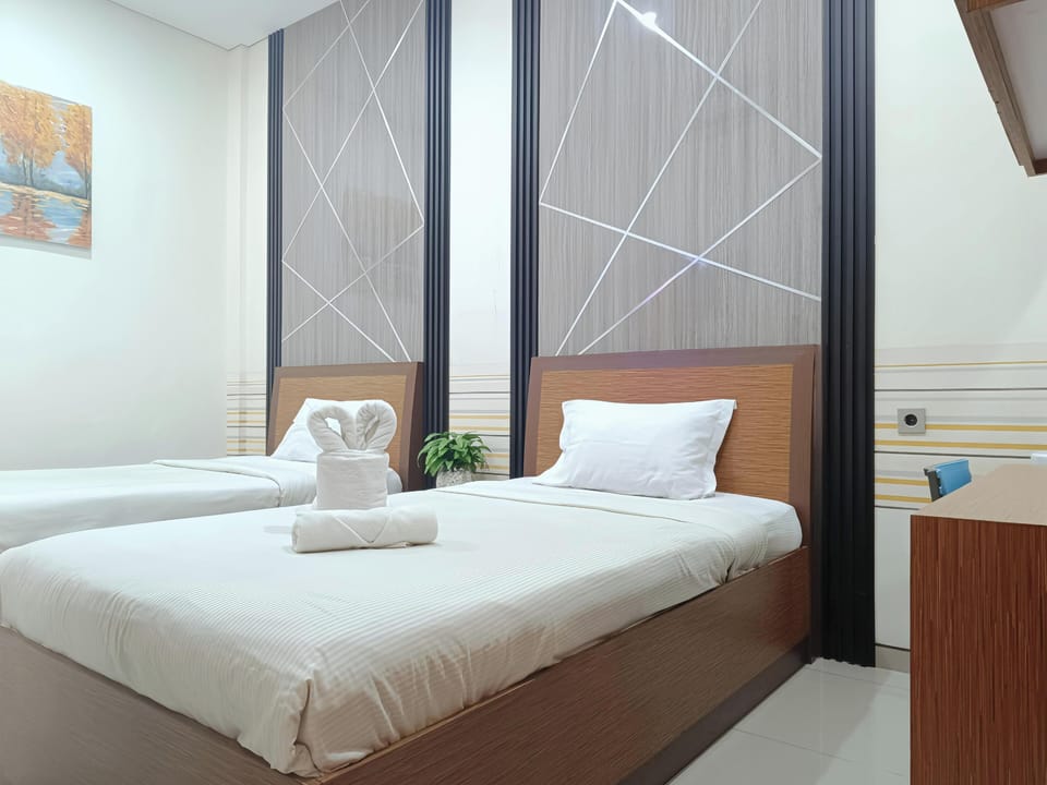 Standard Twin Room | Desk, WiFi (free), bed sheets
