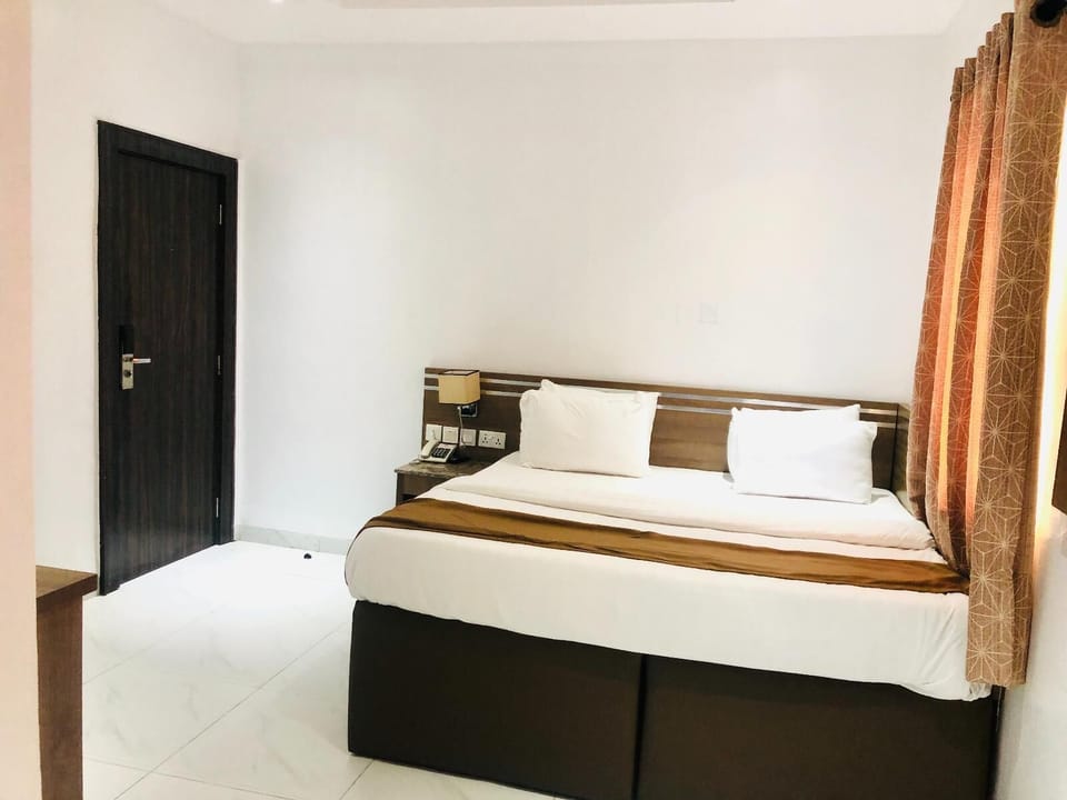 Premium bedding, in-room safe, free WiFi, bed sheets