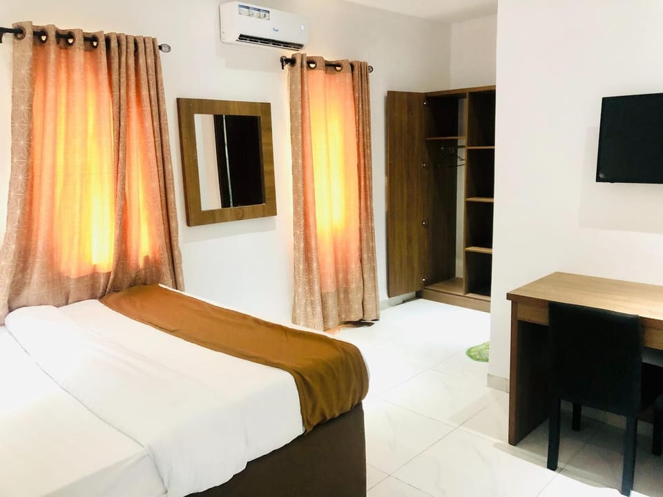 Premium bedding, in-room safe, free WiFi, bed sheets