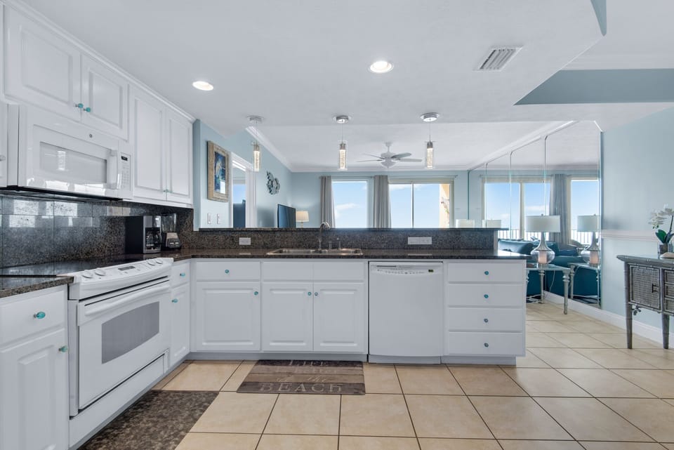 Condo, Multiple Beds, Private Pool | Private kitchen | Fridge, microwave, oven, stovetop