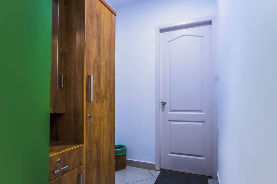 Premium Suite | Bathroom | Shower, free toiletries, hair dryer, towels