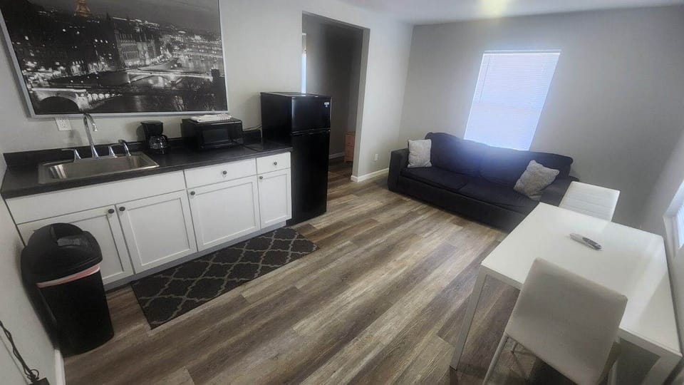 Deluxe Suite, 1 Queen Bed with Sofa bed | Private kitchen