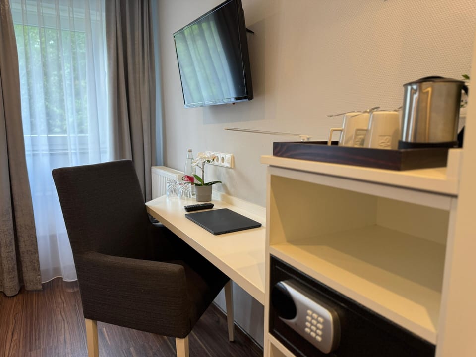 Superior Single Room | Premium bedding, in-room safe, desk, laptop workspace