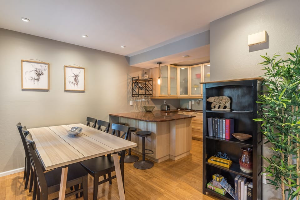 Condo, 2 Bedrooms | Dining