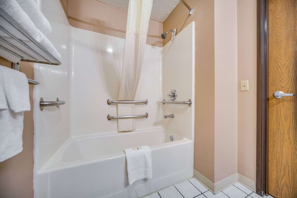 Room, 1 Queen Bed, Accessible, Non Smoking | Bathroom | Combined shower/tub, hair dryer, towels