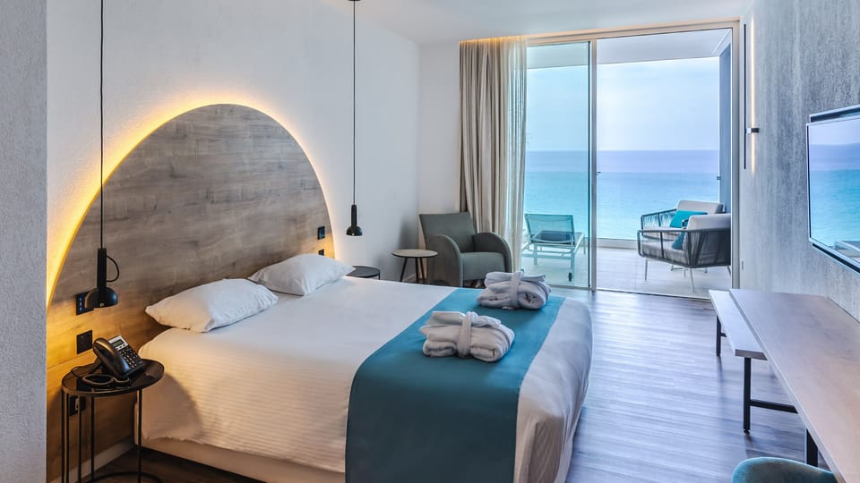 Deluxe Suite, Sea View (Front) | In-room safe, desk, iron/ironing board, free WiFi