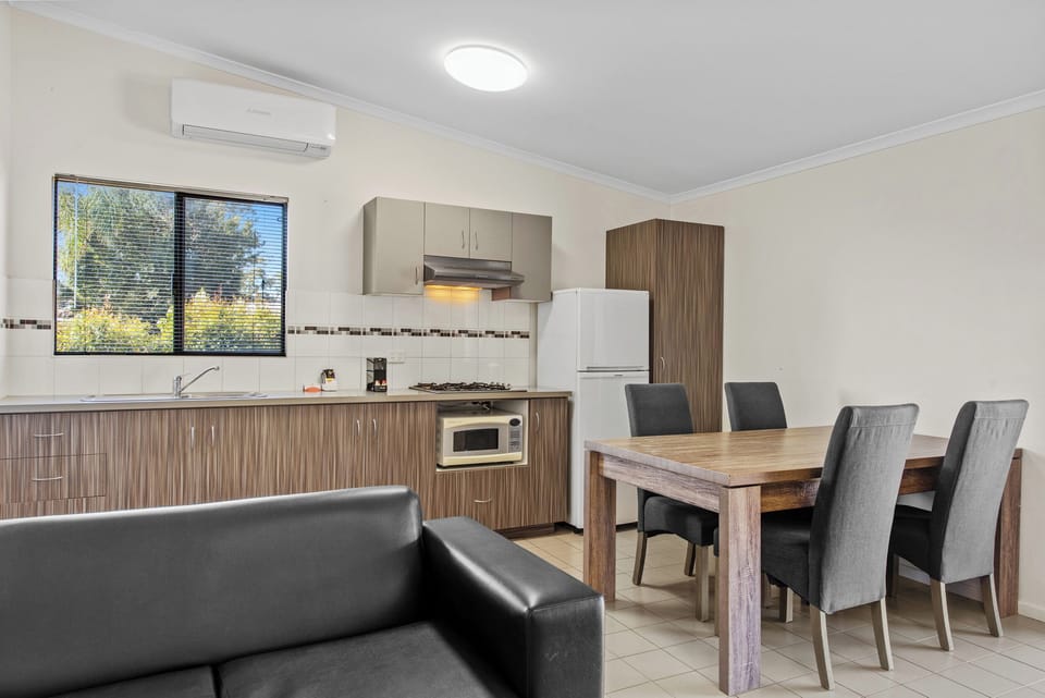 Deluxe 2 Bedroom Cabin | In-room dining