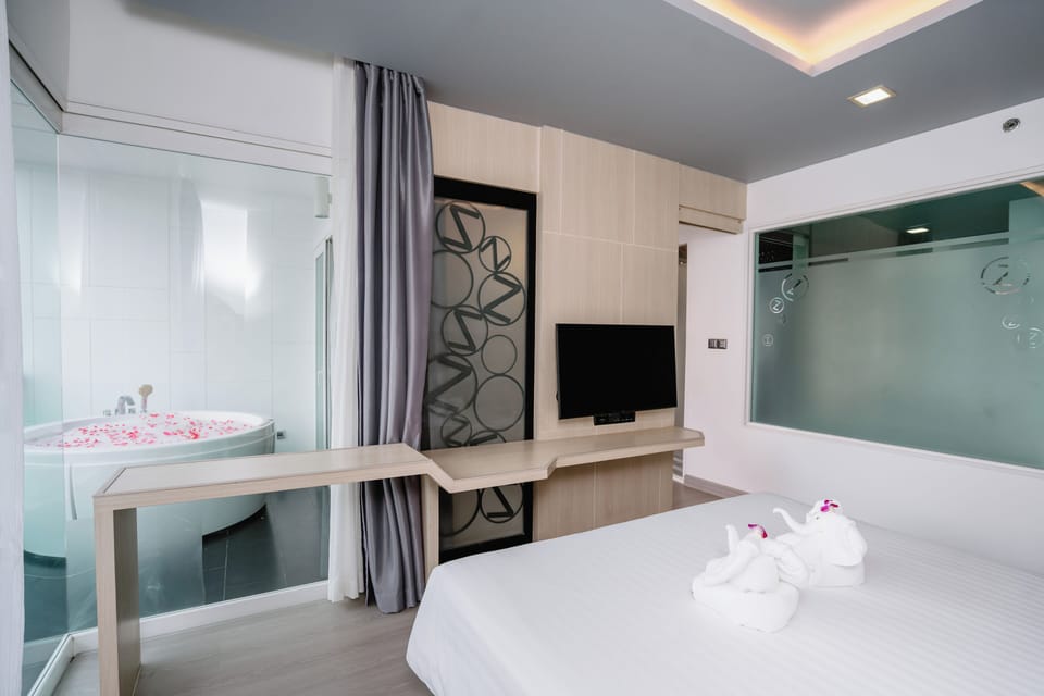 Suite | In-room safe, desk, laptop workspace, soundproofing