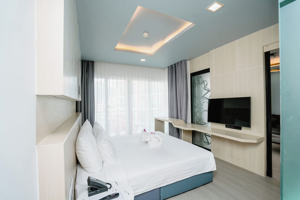 Suite | In-room safe, desk, laptop workspace, soundproofing