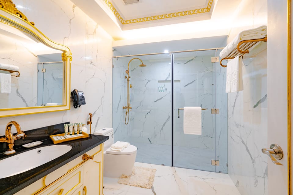 Shower, rainfall showerhead, free toiletries, hair dryer