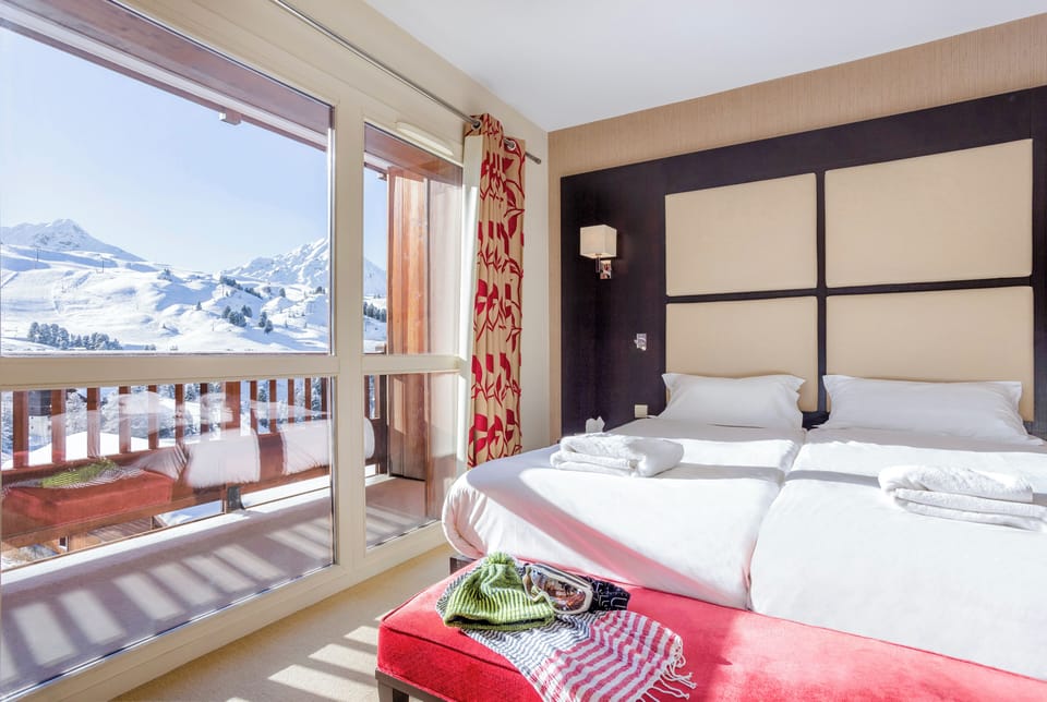 In-room safe, soundproofing, free WiFi, bed sheets