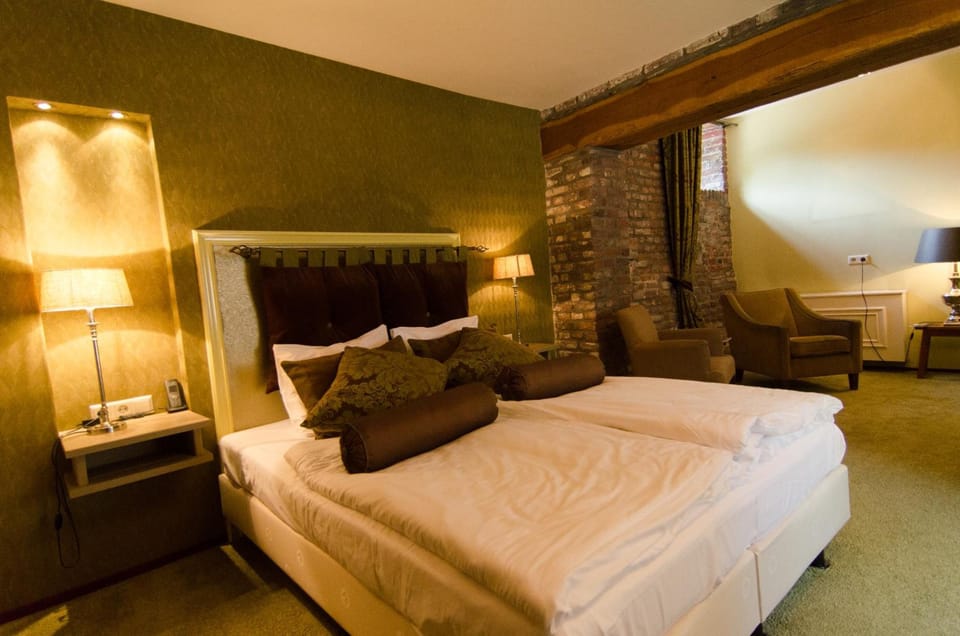 In-room safe, cribs/infant beds, rollaway beds, free WiFi