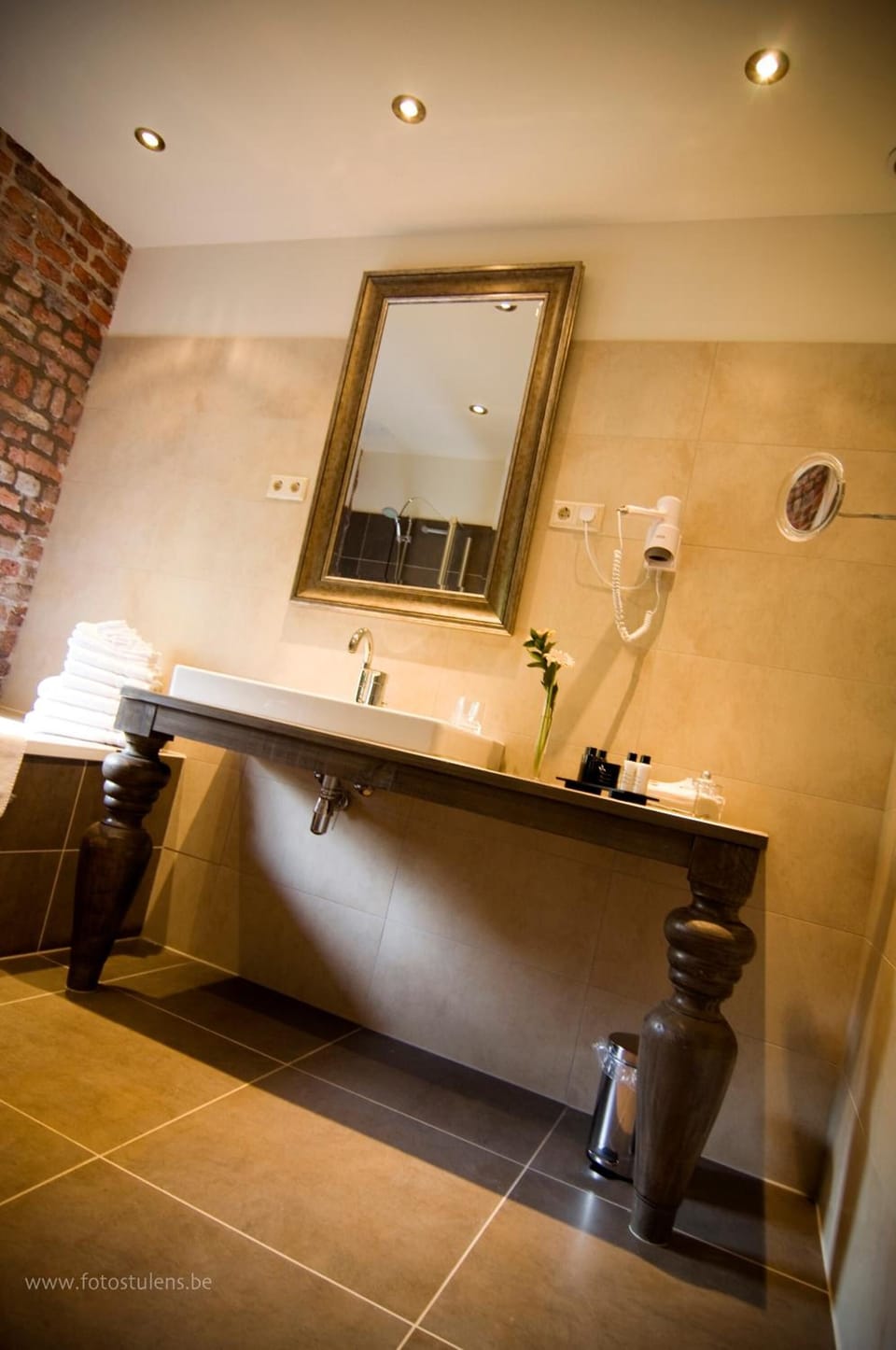 Deep soaking tub, free toiletries, hair dryer, bathrobes