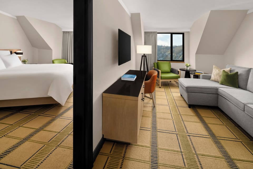 Hypo-allergenic bedding, in-room safe, desk, laptop workspace