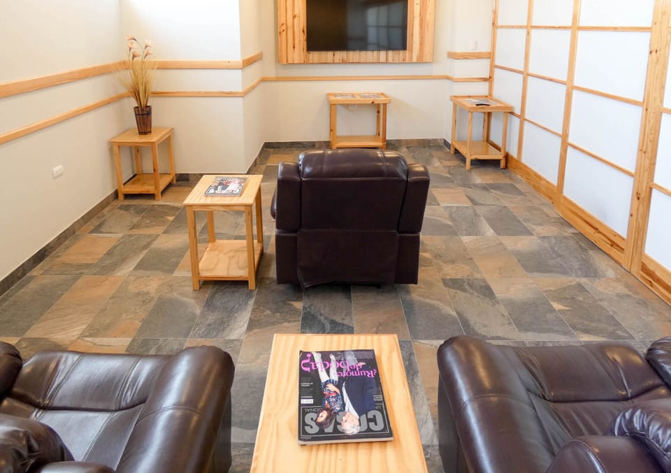 Couples treatment rooms, sauna, hot tub, steam room, hydrotherapy