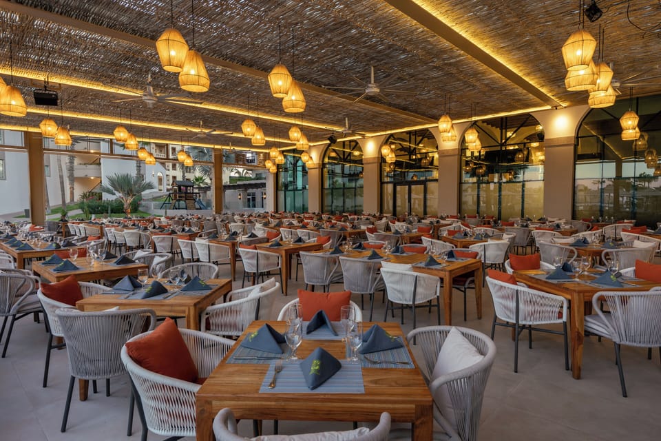 6 restaurants; breakfast, lunch, and dinner served