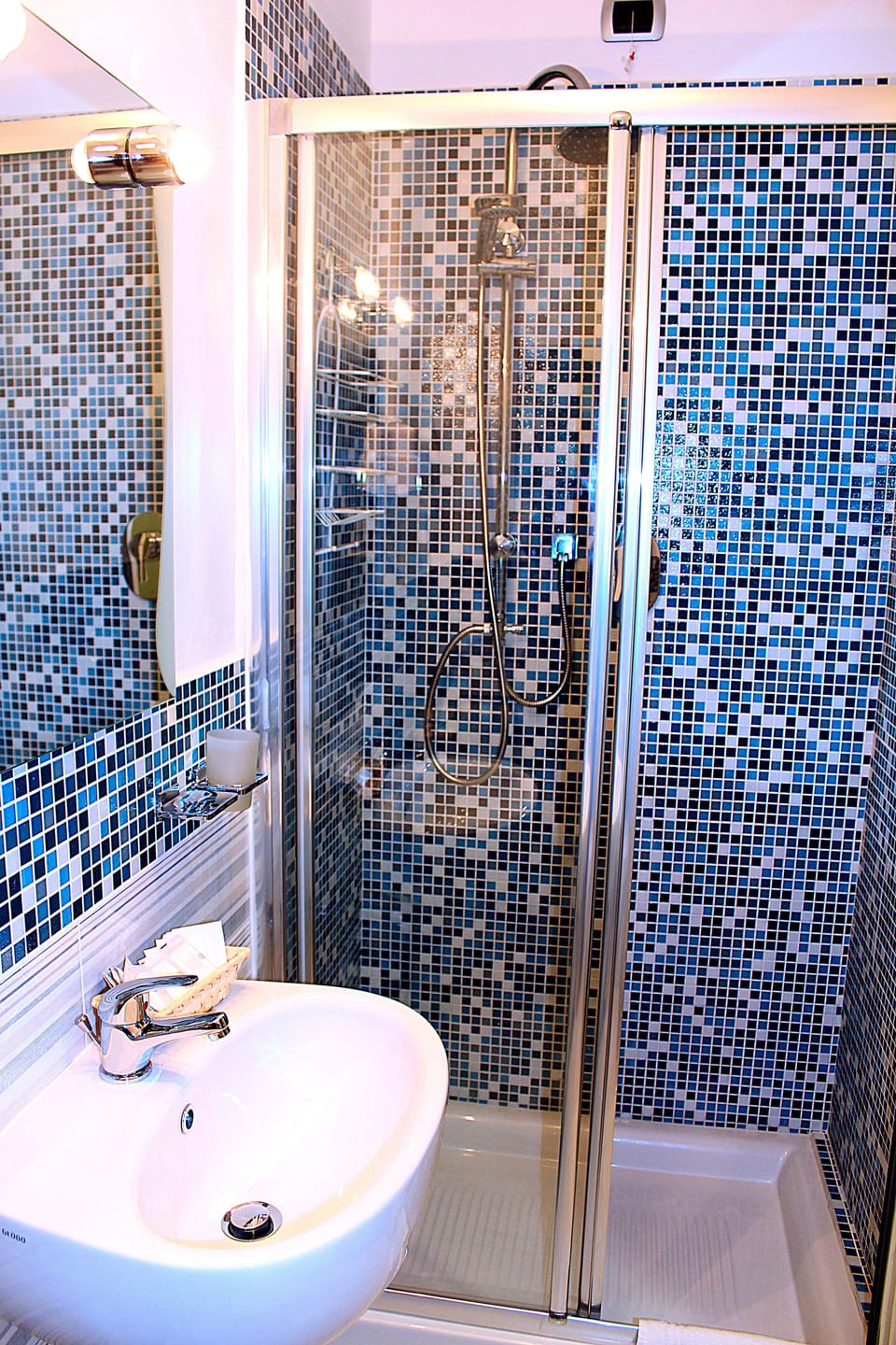 Quadruple Room | Bathroom | Shower, rainfall showerhead, free toiletries, hair dryer