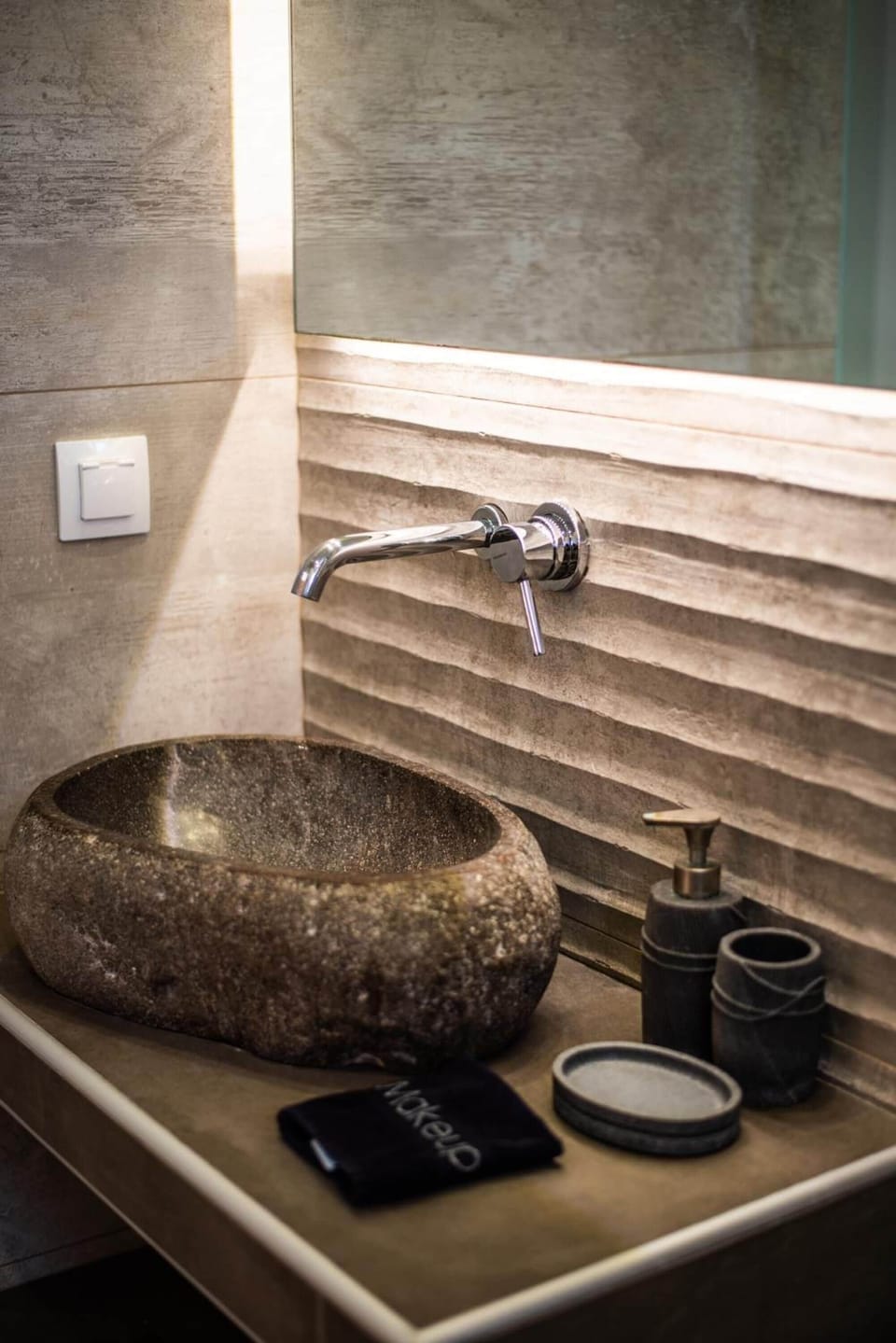 Combined shower/tub, free toiletries, hair dryer, towels