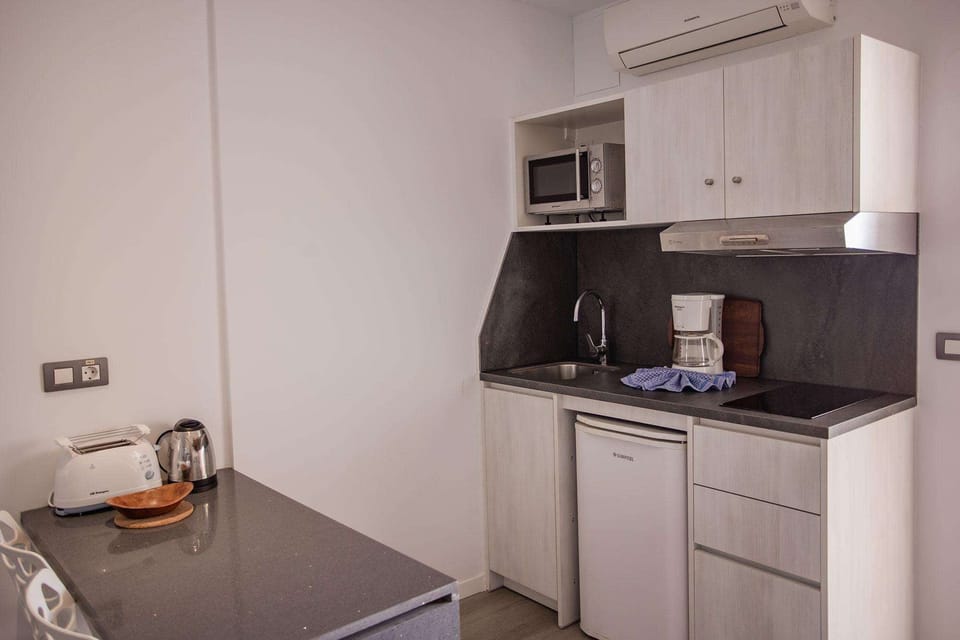 Premium bedding, in-room safe, desk, blackout drapes