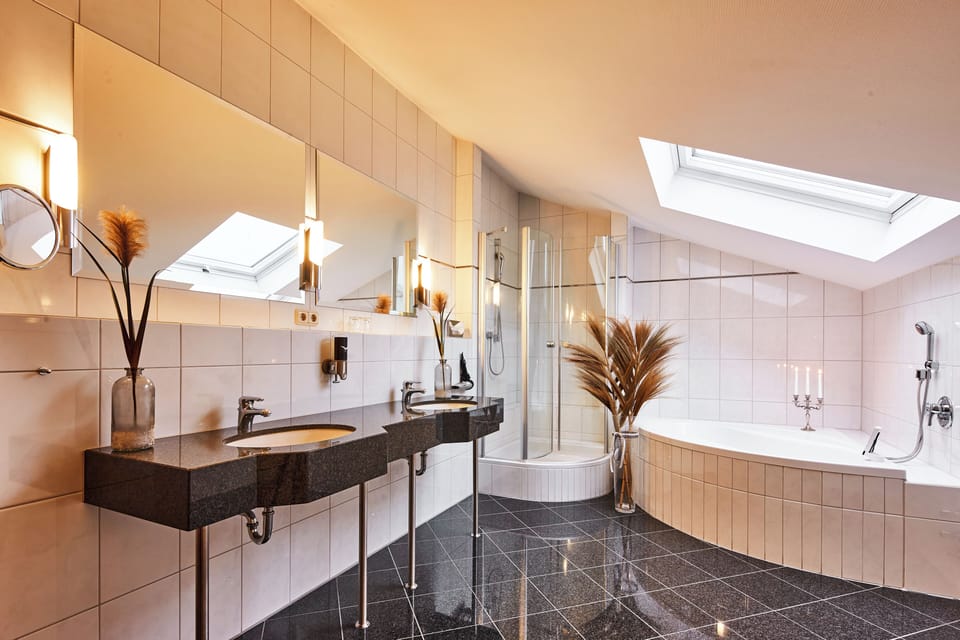 Suite | Bathroom | Shower, free toiletries, hair dryer, towels