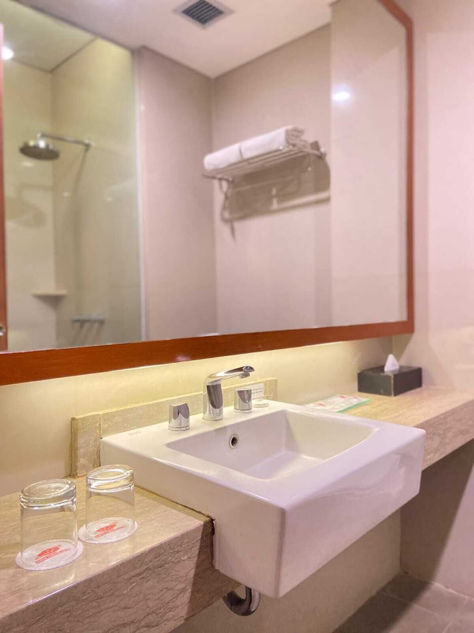 Superior Twin Room, Balcony | Bathroom | Bathrobes, slippers, bidet, towels