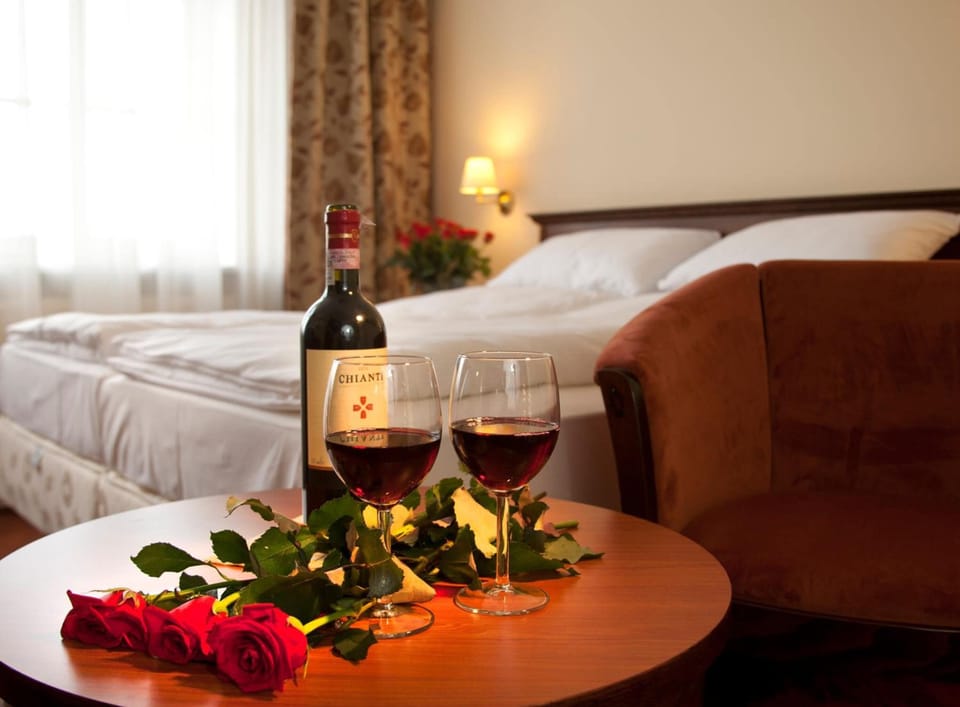 Hypo-allergenic bedding, in-room safe, laptop workspace, free WiFi