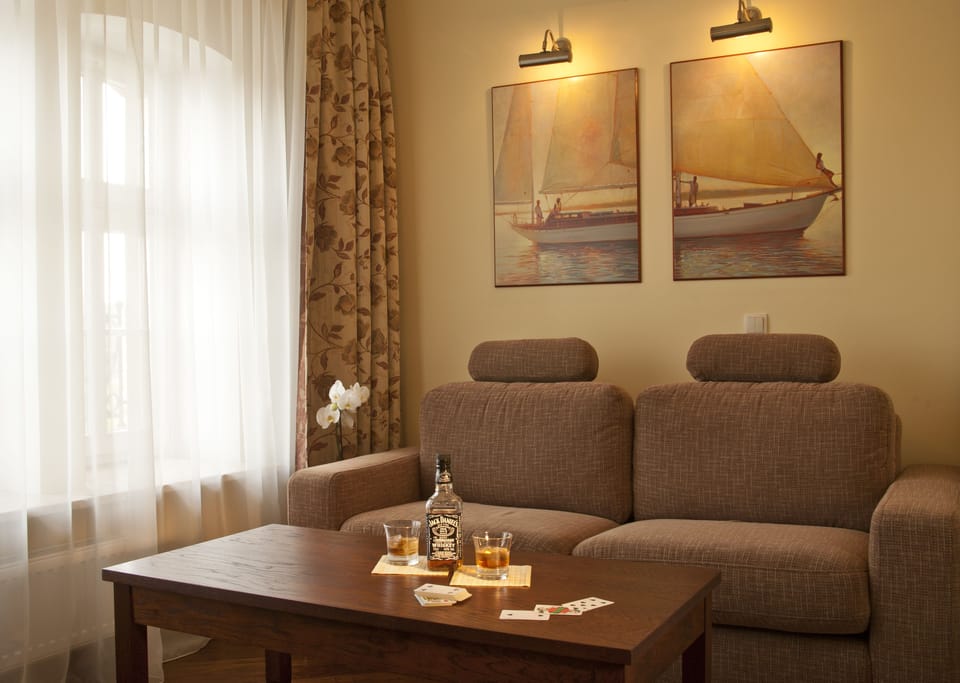 Apartment, 1 Bedroom, City View | Hypo-allergenic bedding, in-room safe, laptop workspace, free WiFi