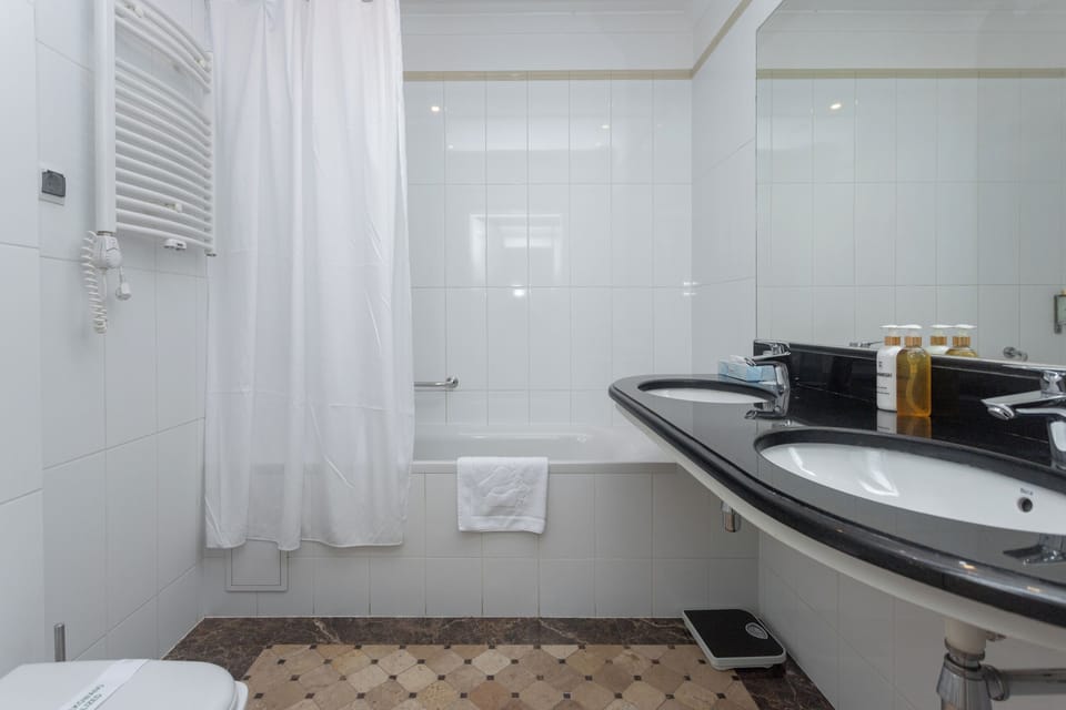 Double Room | Bathroom | Free toiletries, hair dryer, bathrobes, slippers