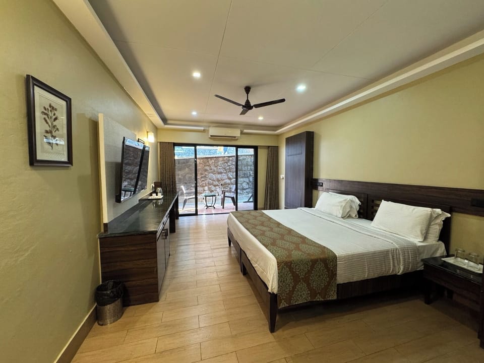 Deluxe Room | In-room safe, desk, blackout drapes
