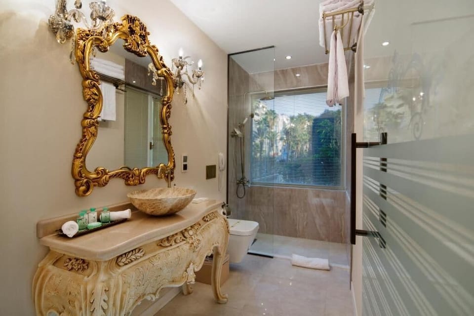 Junior Suite (Junior Deluxe Room) | Bathroom | Hair dryer, bathrobes, slippers, towels