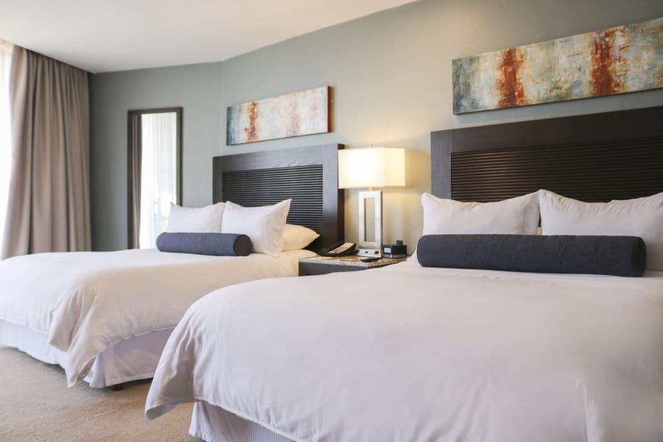 Deluxe Suite, 1 King Bed | Laptop workspace, blackout drapes, iron/ironing board, free WiFi