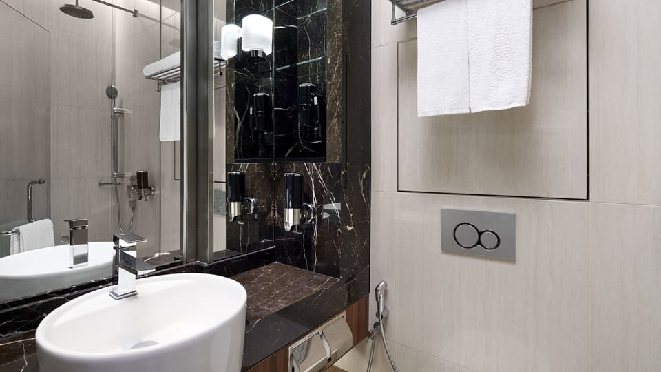 Shower, rainfall showerhead, free toiletries, hair dryer
