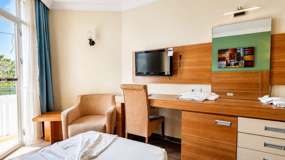 Standard Room | Minibar, iron/ironing board (on request), WiFi (free), bed sheets
