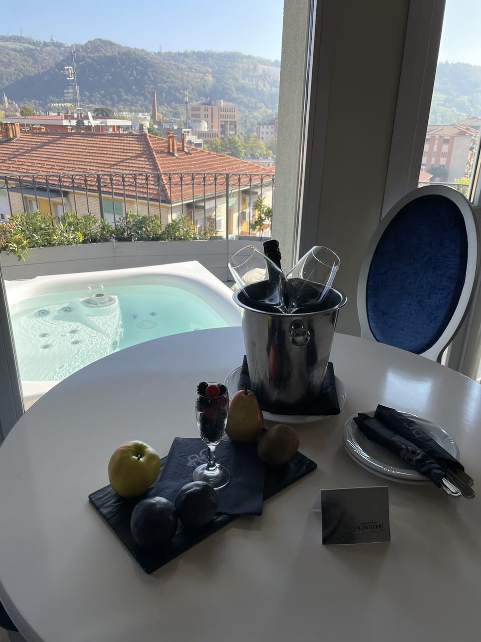 Suite with Balcony and Spa Bath | Hypo-allergenic bedding available, down comforters, minibar