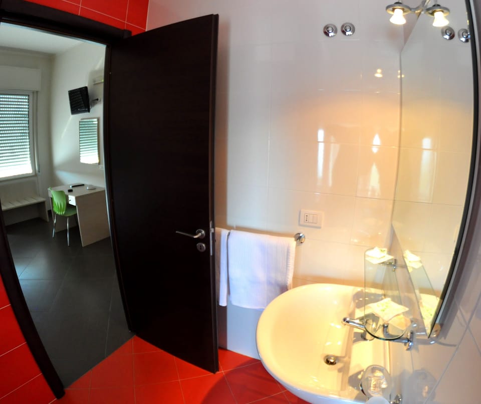 Shower, free toiletries, bidet, towels