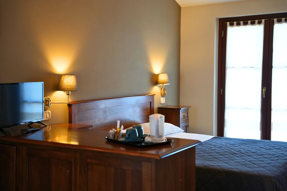 Down comforters, in-room safe, WiFi (free), bed sheets