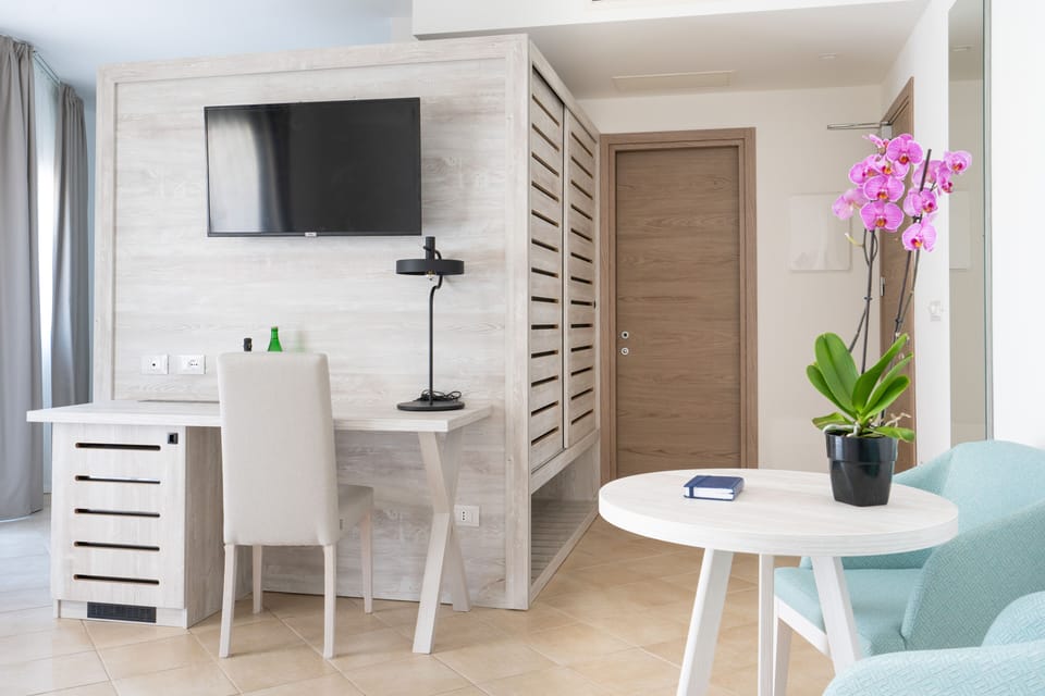 Family Suite | In-room safe, desk, soundproofing, WiFi (free)