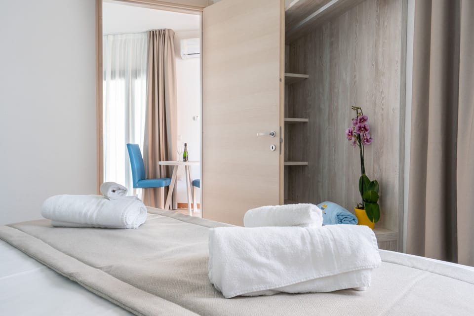 Double Room (Suite) | In-room safe, desk, soundproofing, WiFi (free)