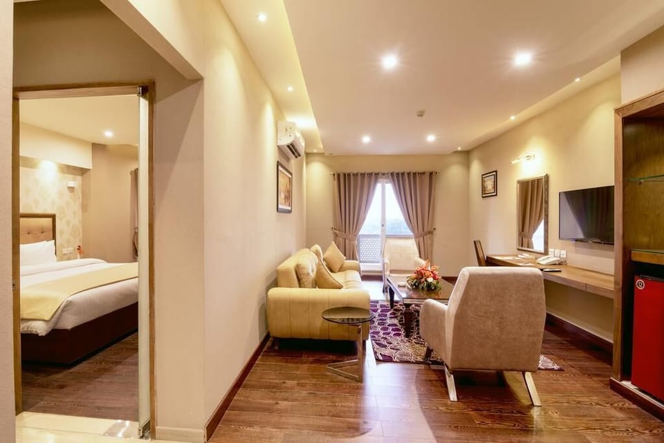 Deluxe Suite | Minibar, desk, laptop workspace, soundproofing