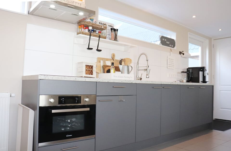 Cottage | Private kitchen | Dishwasher, highchair, cookware/dishes/utensils