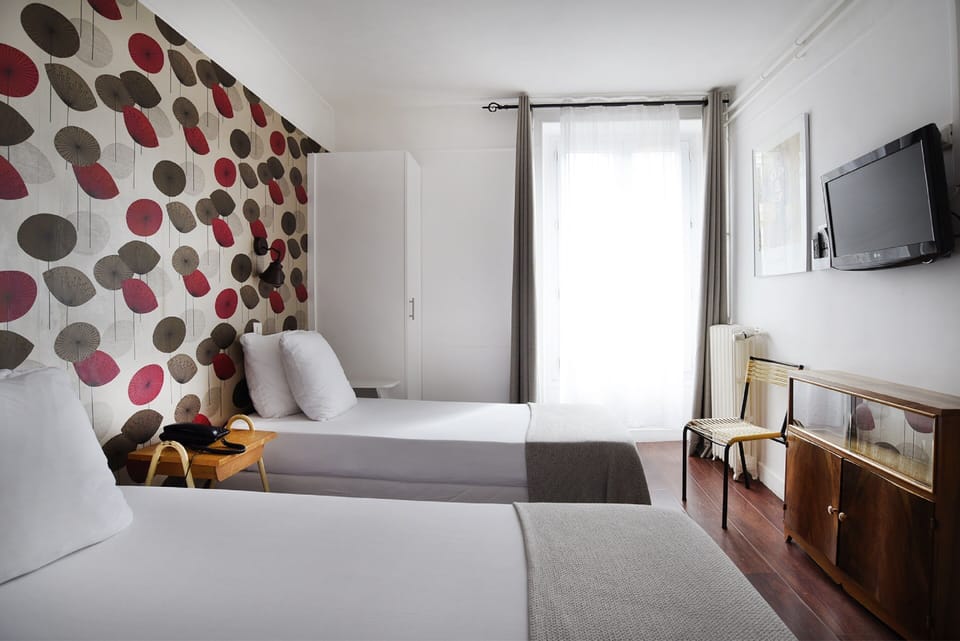 Standard Twin Room | Desk, laptop workspace, soundproofing, iron/ironing board