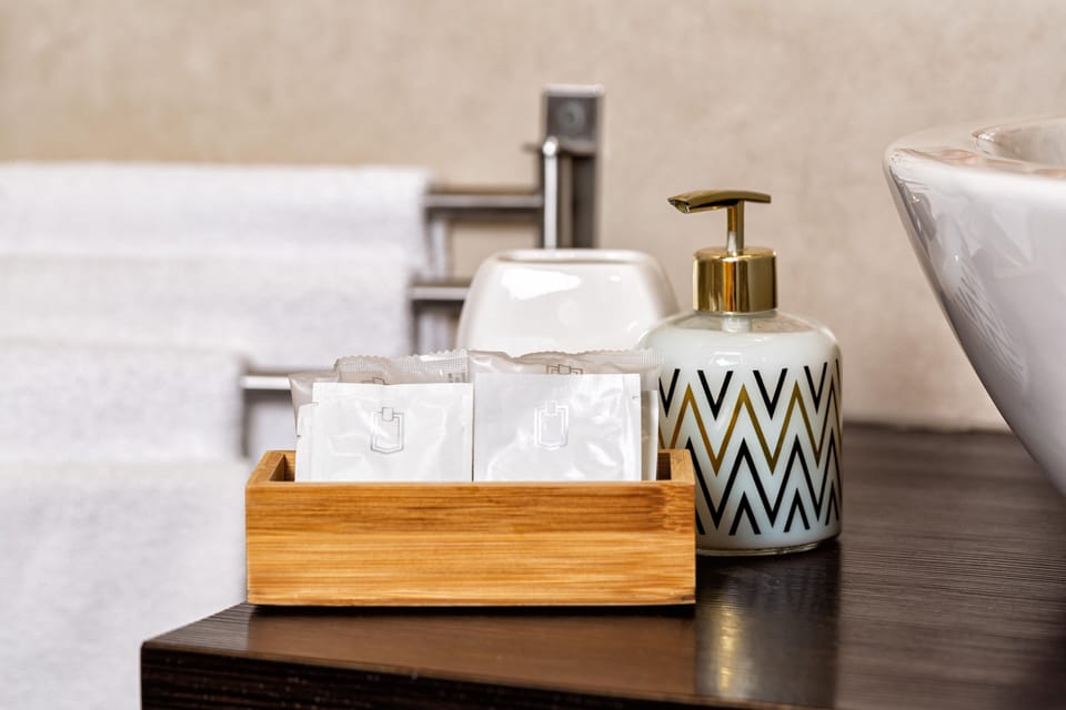 Classic Double Room, Ensuite | Bathroom | Shower, hair dryer, bidet, towels