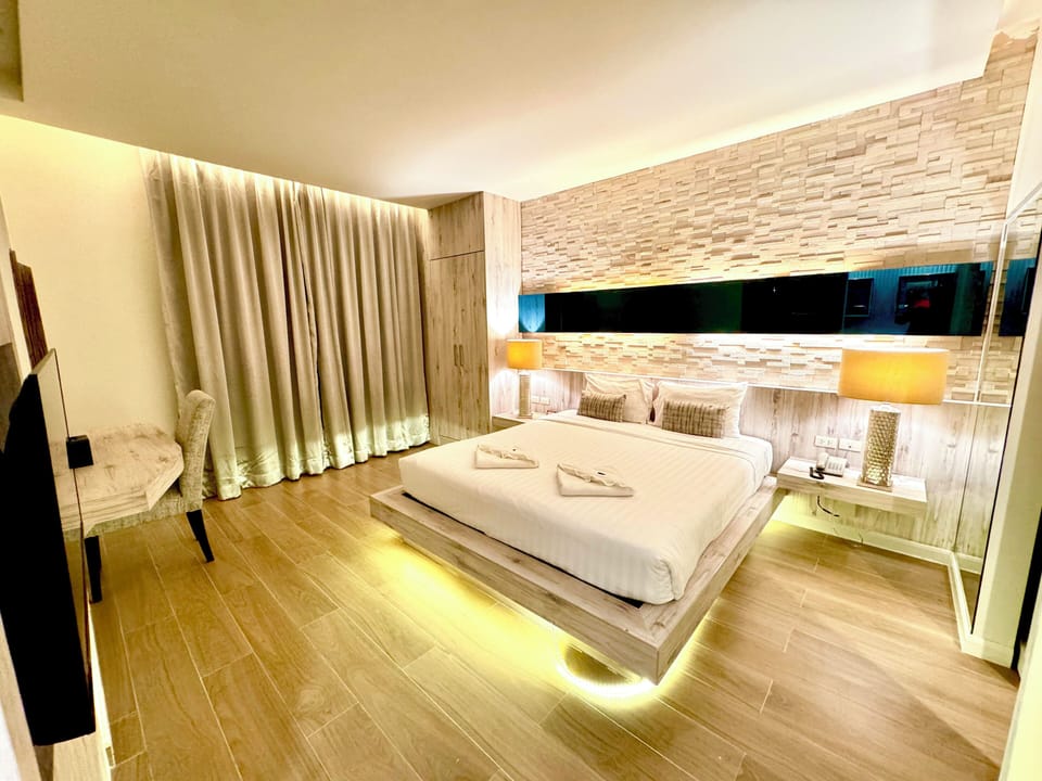 Suite | Premium bedding, down comforters, minibar, in-room safe