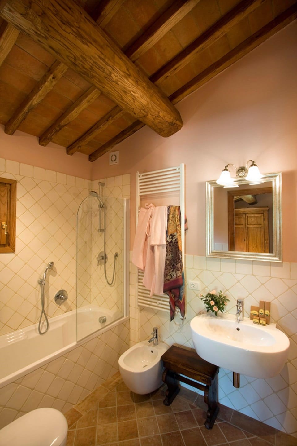 Shower, free toiletries, hair dryer, bidet