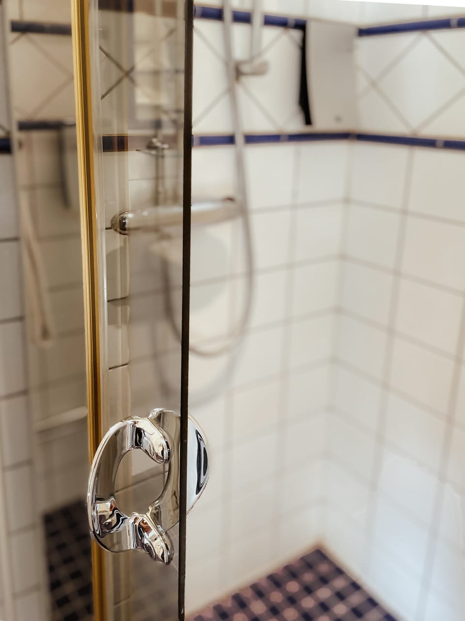 Deluxe Double Room | Bathroom | Combined shower/tub, hair dryer, towels